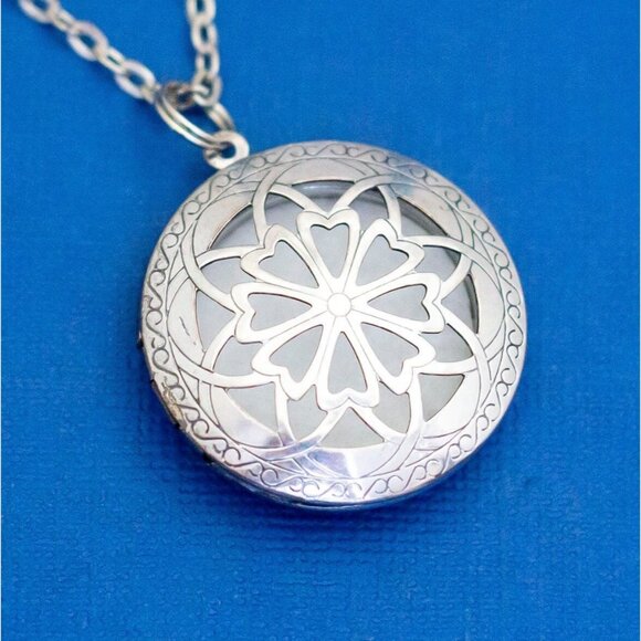 26 inch, Vintage Locket Silver Tone Circle Locket Pendant Necklace D9 - Picture 1 of 4